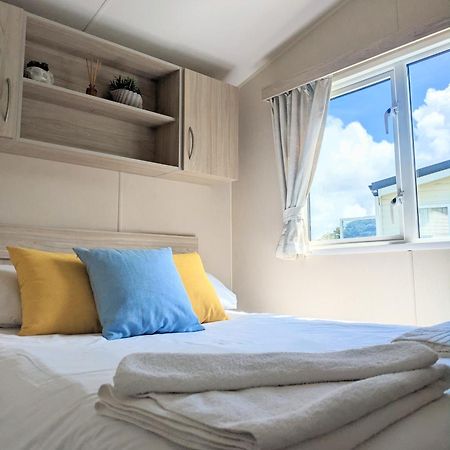 Large 4 Person Couples And Family Caravan In Newquay Bay Resort Экстерьер фото
