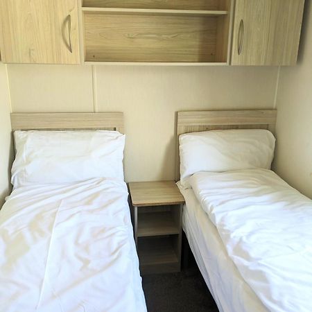 Large 4 Person Couples And Family Caravan In Newquay Bay Resort Экстерьер фото