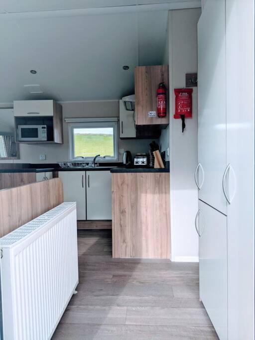 Large 4 Person Couples And Family Caravan In Newquay Bay Resort Экстерьер фото