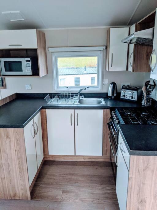 Large 4 Person Couples And Family Caravan In Newquay Bay Resort Экстерьер фото