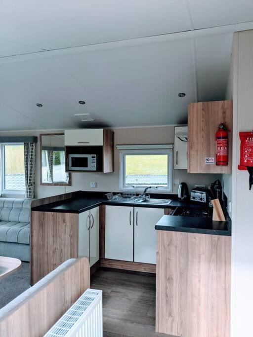 Large 4 Person Couples And Family Caravan In Newquay Bay Resort Экстерьер фото