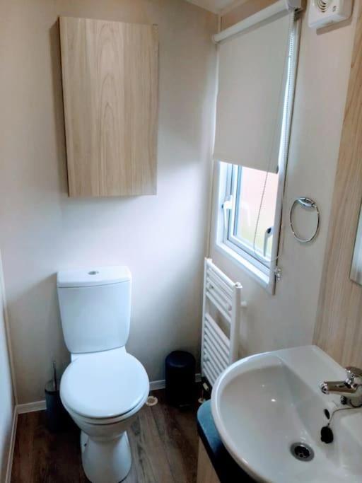 Large 4 Person Couples And Family Caravan In Newquay Bay Resort Экстерьер фото