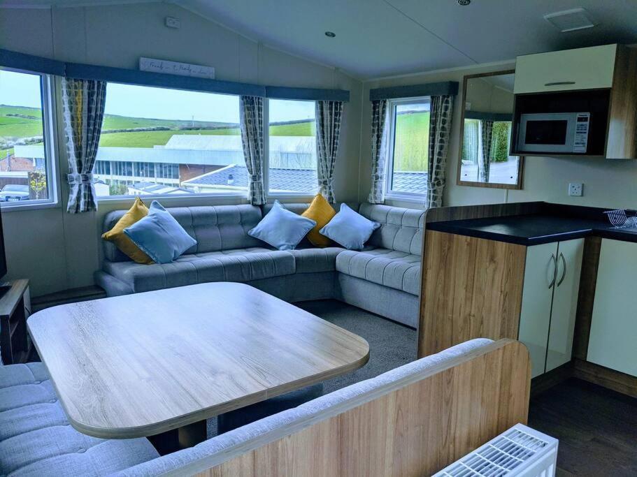 Large 4 Person Couples And Family Caravan In Newquay Bay Resort Экстерьер фото