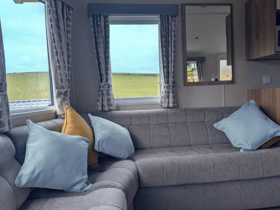 Large 4 Person Couples And Family Caravan In Newquay Bay Resort Экстерьер фото