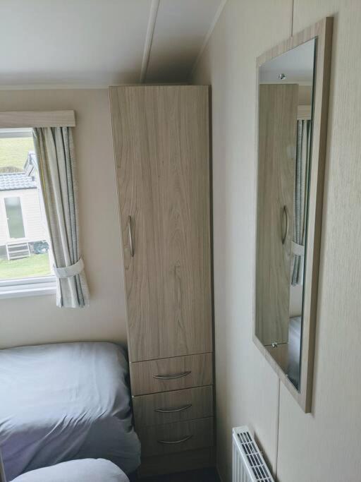 Large 4 Person Couples And Family Caravan In Newquay Bay Resort Экстерьер фото