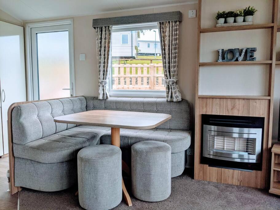 Large 4 Person Couples And Family Caravan In Newquay Bay Resort Экстерьер фото