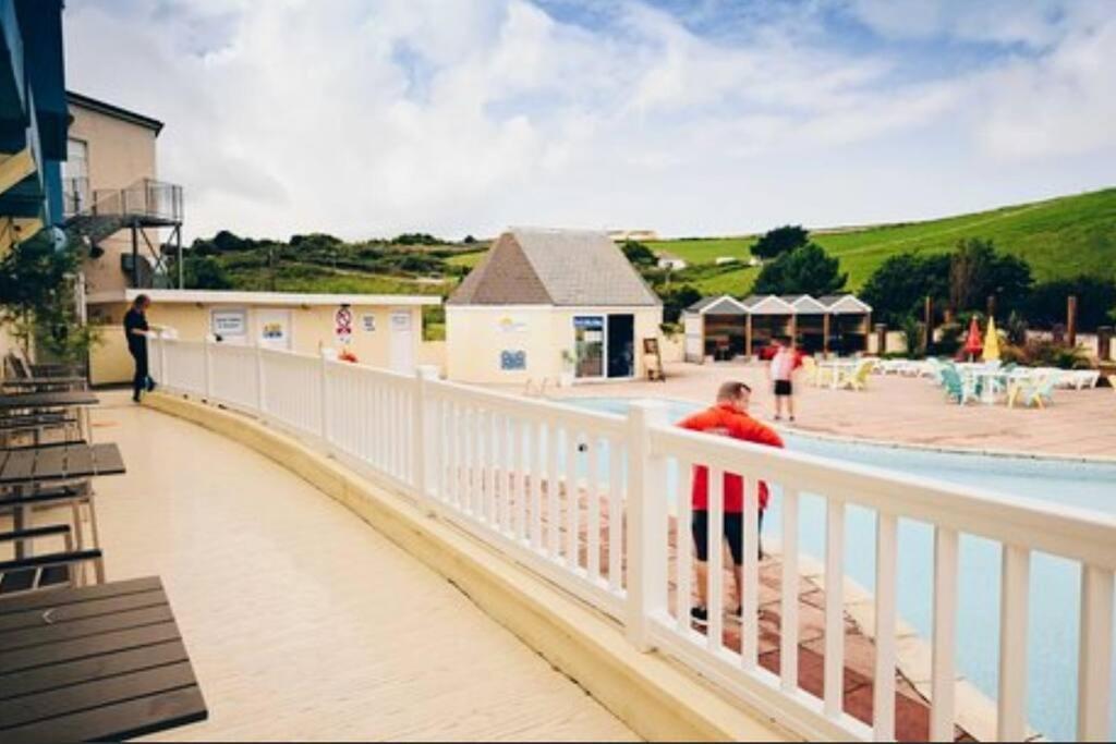 Large 4 Person Couples And Family Caravan In Newquay Bay Resort Экстерьер фото