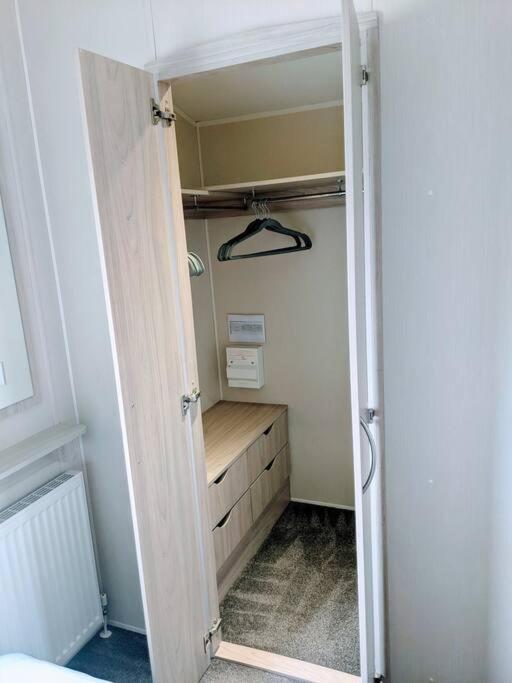 Large 4 Person Couples And Family Caravan In Newquay Bay Resort Экстерьер фото