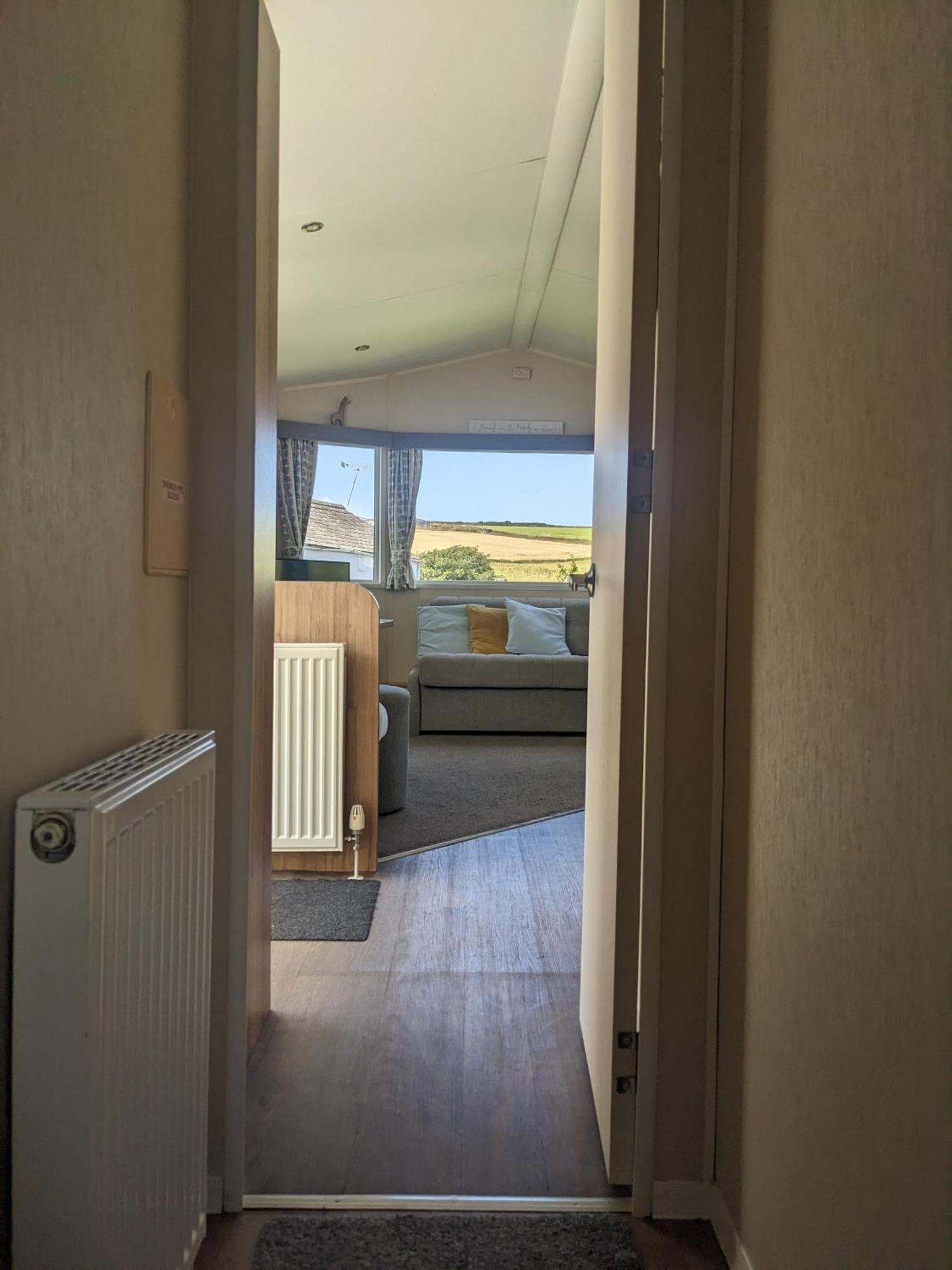 Large 4 Person Couples And Family Caravan In Newquay Bay Resort Экстерьер фото