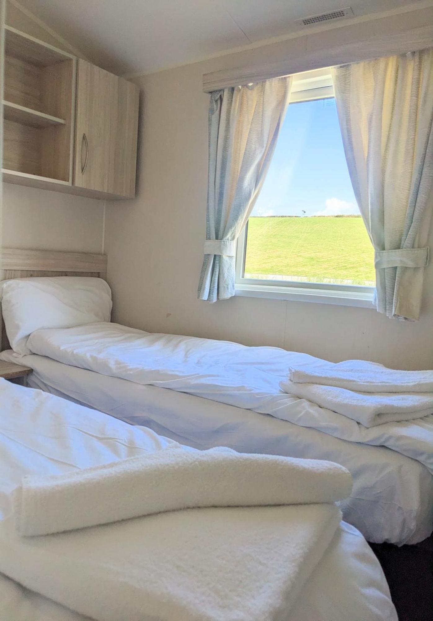 Large 4 Person Couples And Family Caravan In Newquay Bay Resort Экстерьер фото