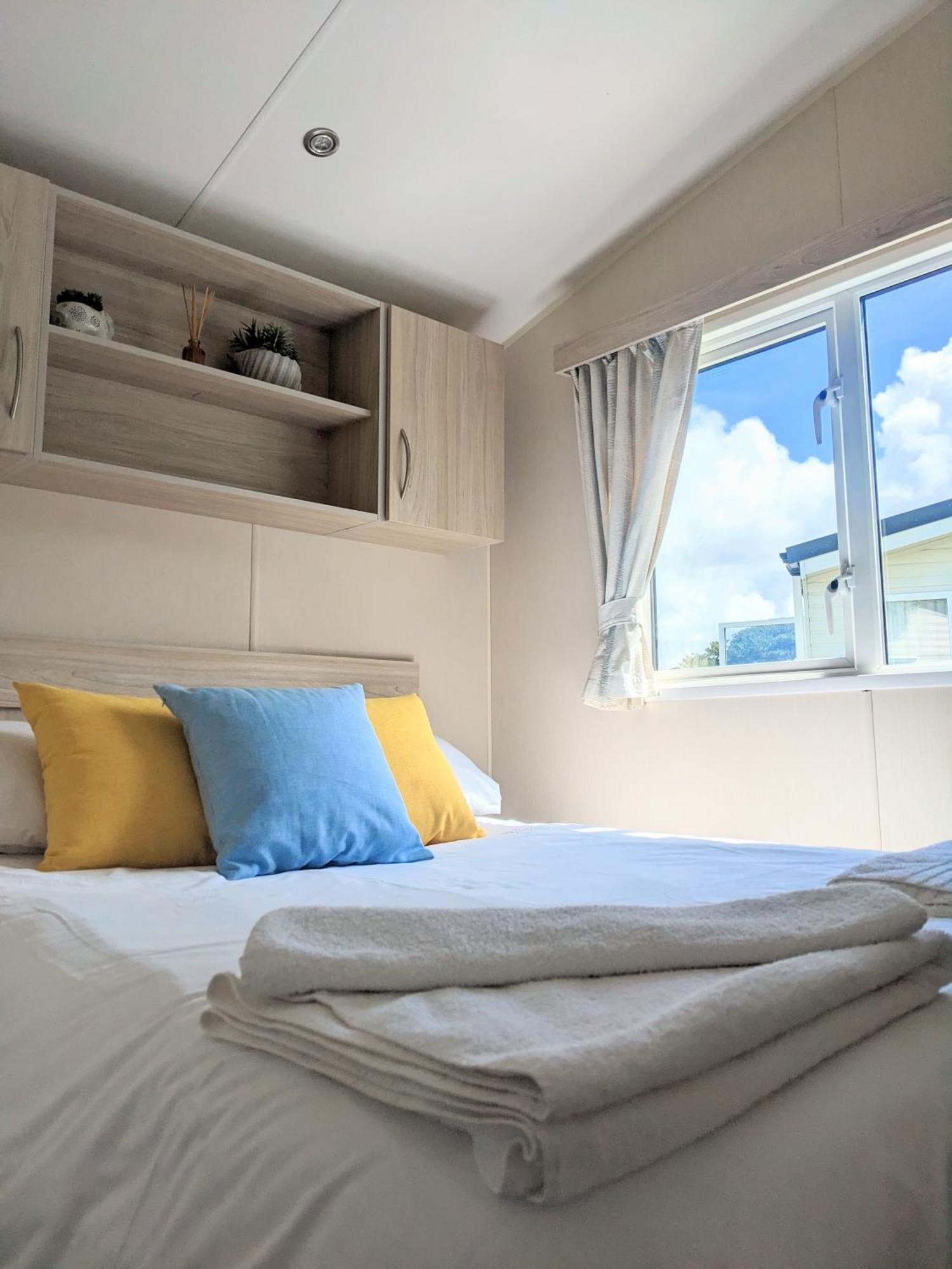 Large 4 Person Couples And Family Caravan In Newquay Bay Resort Экстерьер фото