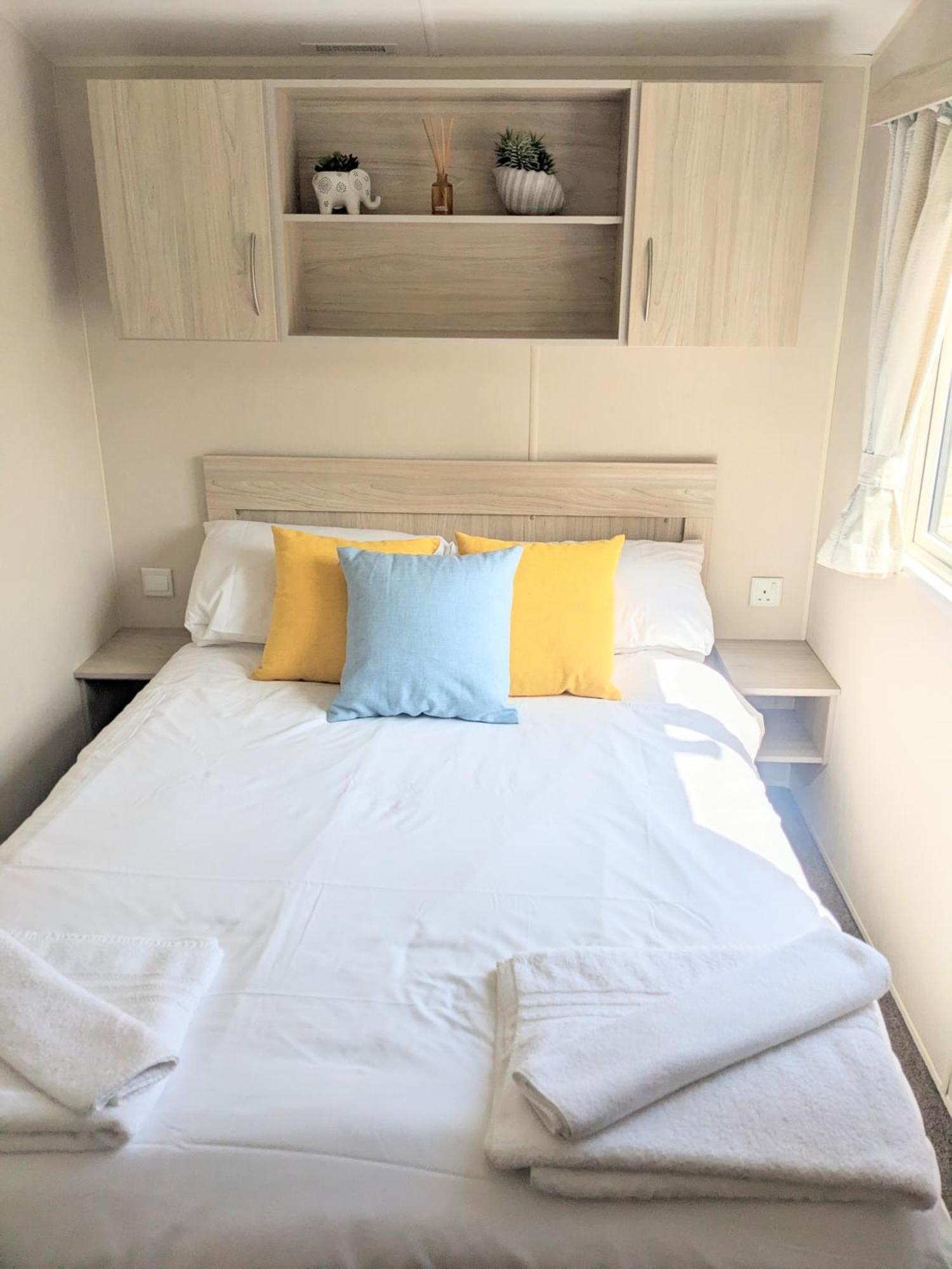 Large 4 Person Couples And Family Caravan In Newquay Bay Resort Экстерьер фото